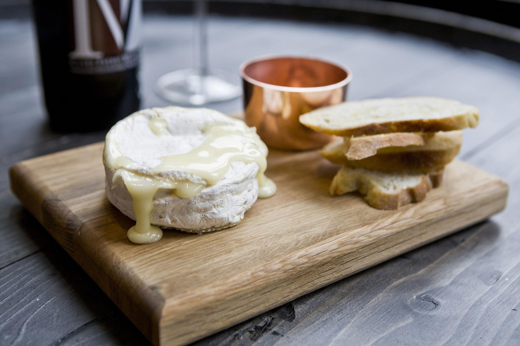 Montcalm Brewery, London City Dış mekan fotoğraf A cheese board with a wedge of Stilton