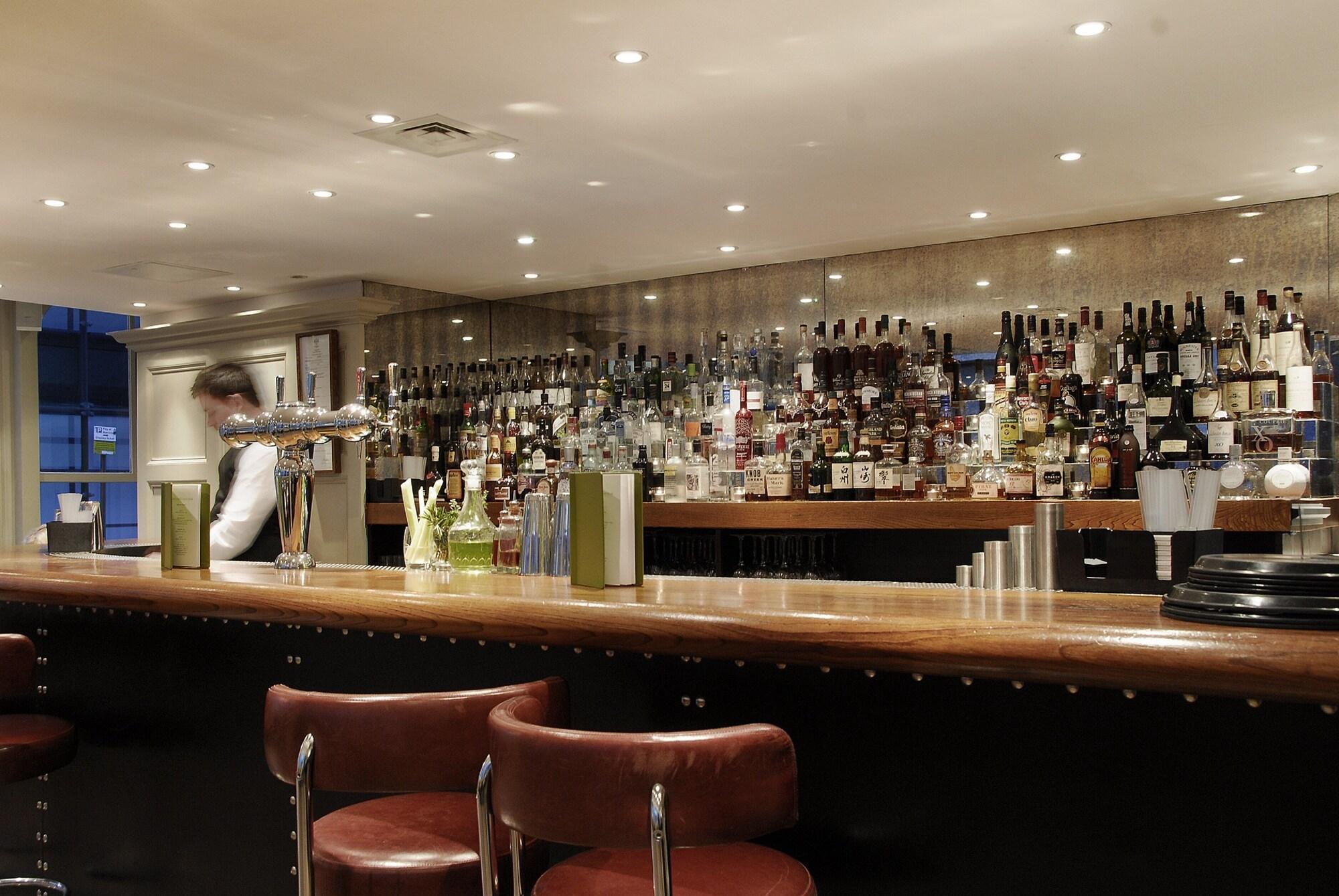 Montcalm Brewery, London City Dış mekan fotoğraf The bar at the Connaught