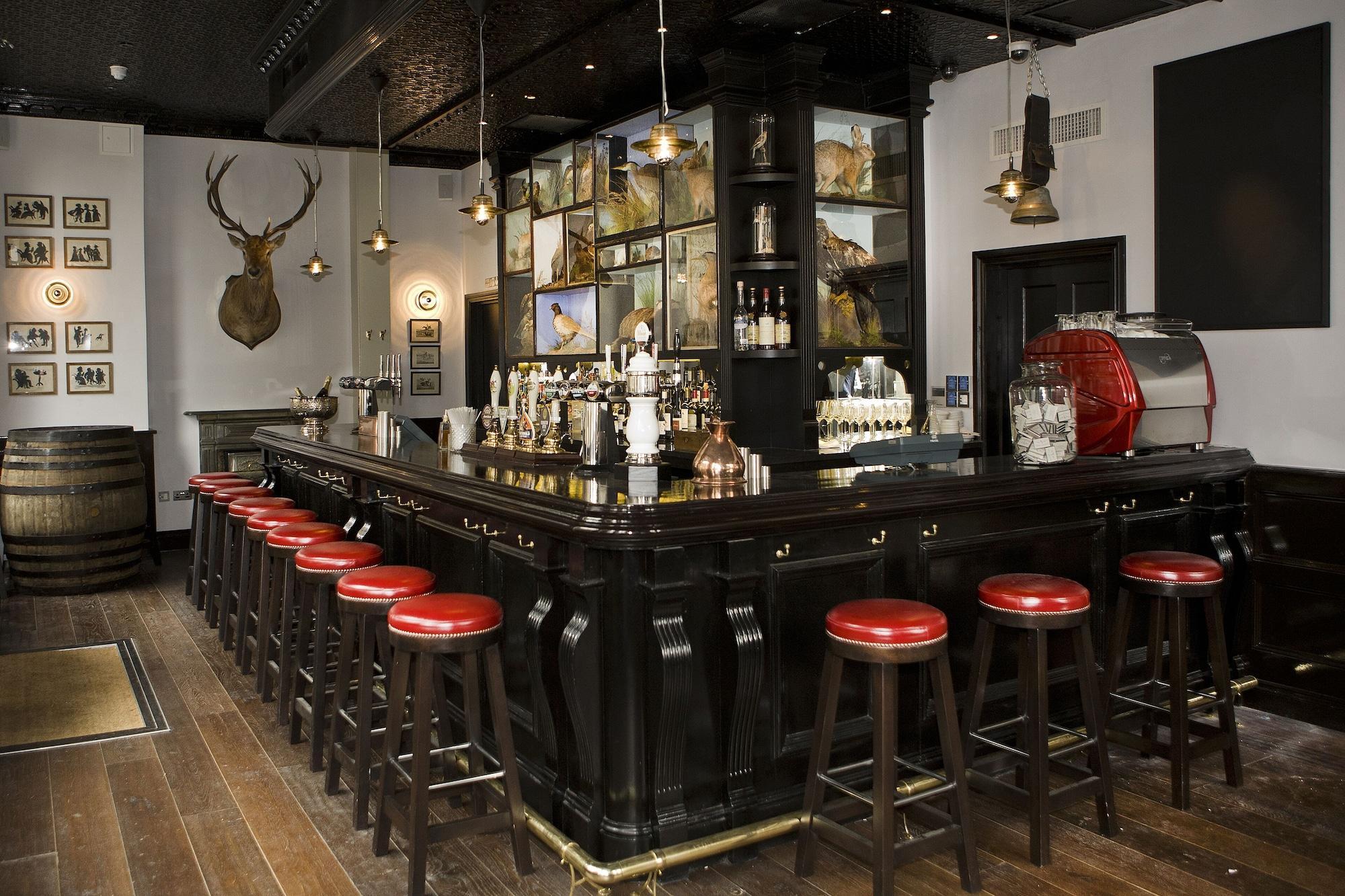 Montcalm Brewery, London City Dış mekan fotoğraf The bar at the Old Tom & English